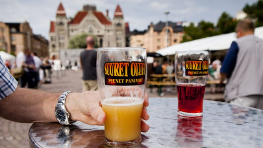 Sahtia lasissa Suuret oluet - pienet panimot -tapahtumassa Helsingin Rautatientorilla 28. heinäkuuta 2011.