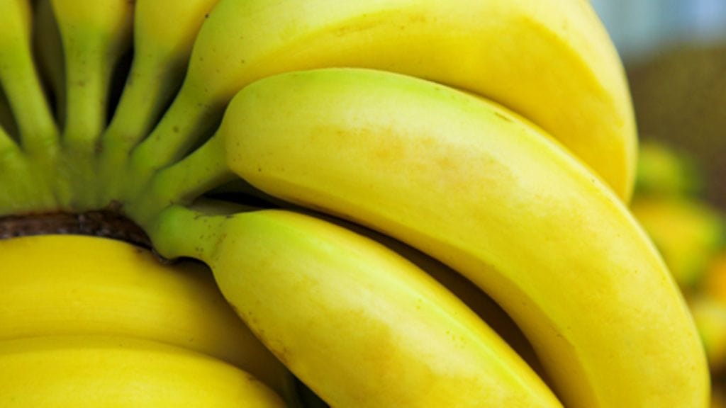 Kauppaketju Billa mainosti valmiiksi kuorittuja ja muoviin pakattuja banaaneita.