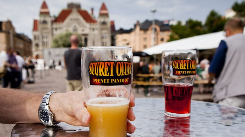 Olutta lasissa Suuret oluet - pienet panimot -tapahtumassa Helsingin Rautatientorilla 28. heinäkuuta 2011.