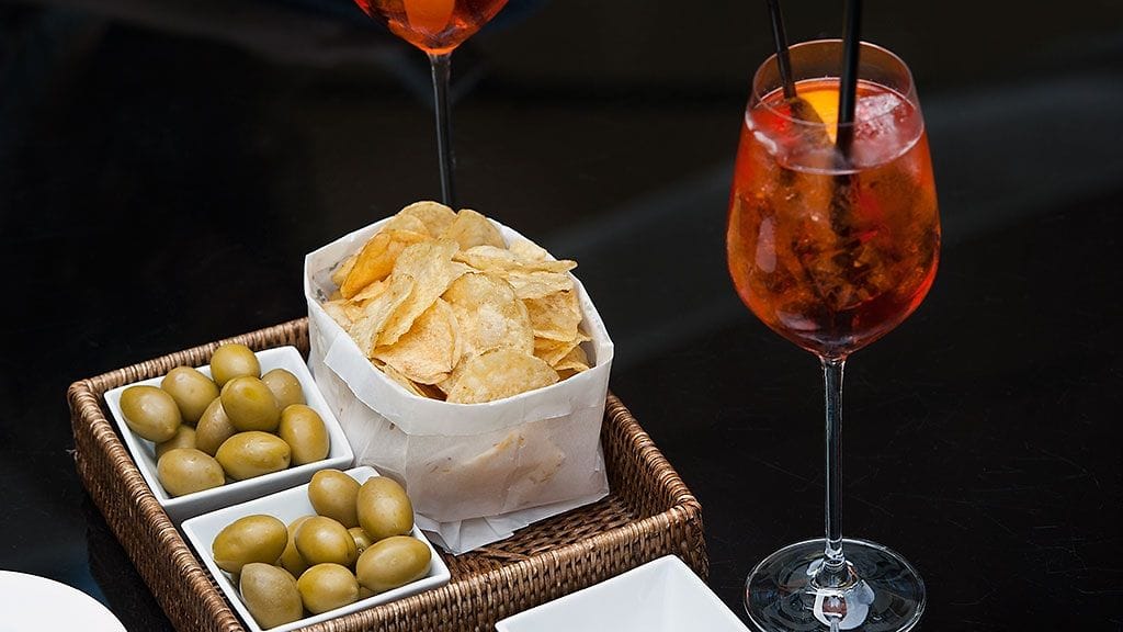 Milanolaisen Bvlgari Hotels & Resortsin terassilla voi nautiskella drinkin ja napostella samalla pikkusuolaista. Paljon silmänruokaa tarjolla!