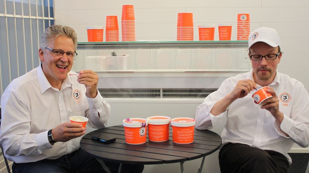 Kolmen Kaverin Jäätelön Sauli & Heikki maistelemassa tuotantoon tulevia uusia makuja