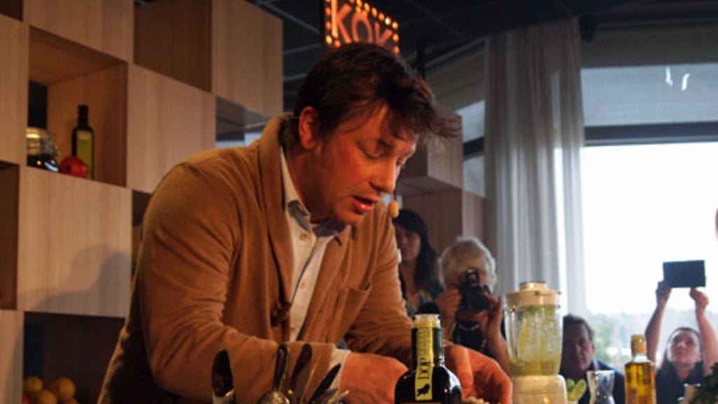 Jamie Oliver esitteli Scandic-hotelleille loihtimaansa kesämenua Tukholmassa perjantaina 12.4.2013.