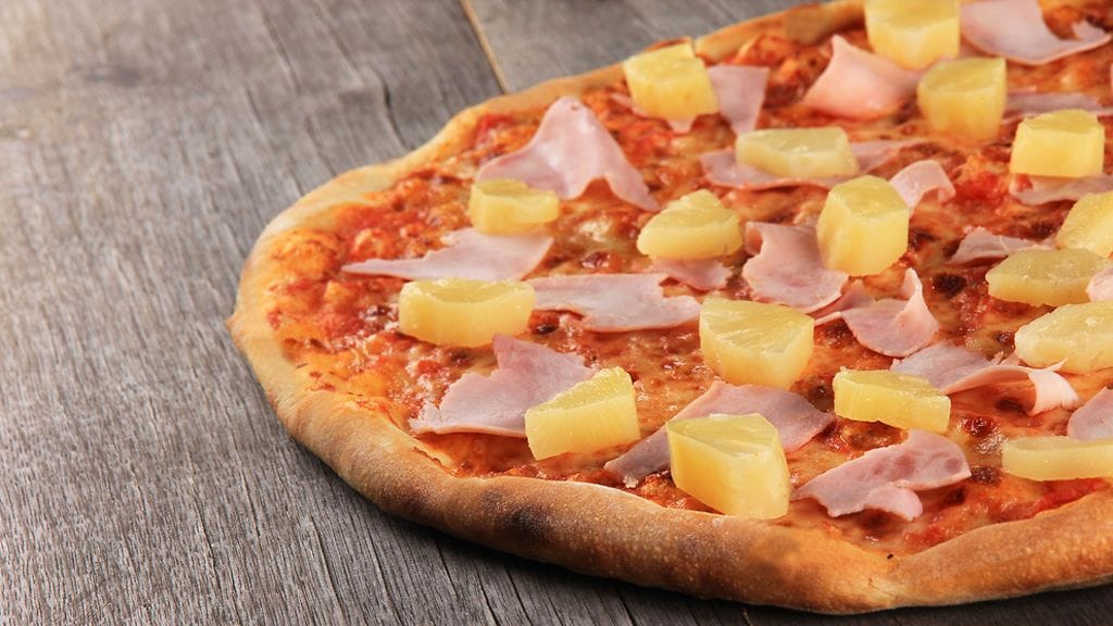 Ei ikimaailmassa, jyrähtävät italialaiset ananaksesta pizzatäytteenä.