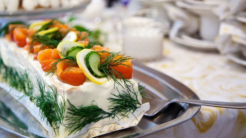 Voileipäkakkua kannattaa varata 1–2 senttimetrin viipale ruokailijaa kohden.