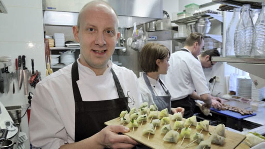 Keittiömestari Sasu Laukkonen (vas.), Dora Grön, Arttu Lindholm ja Kimmo Käck Ravintolan Chef & Sommelierin keittiössä Helsingissä, 12. helmikuuta 2013. Suomen gastronominen seura on valinnut ravintolan Vuoden ravintolaksi.