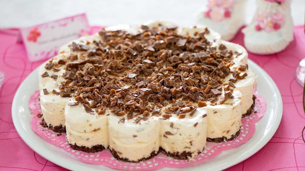 Kuvassa olevan ihanan Daim-valkosuklaakakun löydät jutun alaosasta.