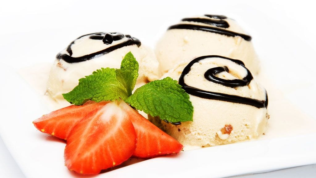 Suklaisen makea jäätelö saa oivat makuparit suolaisista lisukkeista.