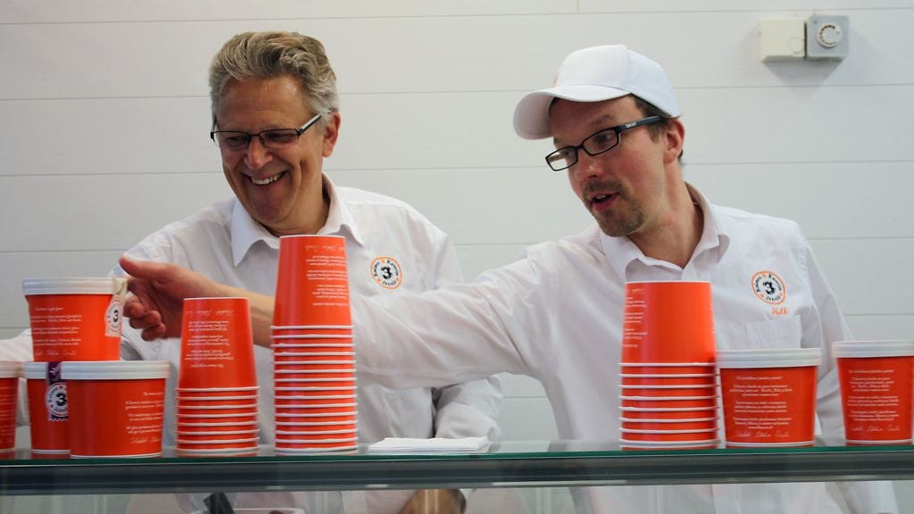 Kolmen Kaverin Jäätelön Sauli ja Heikki. Kolmas kaveruksista, Ilkka, oli kuvanottohetkellä lomailemassa.