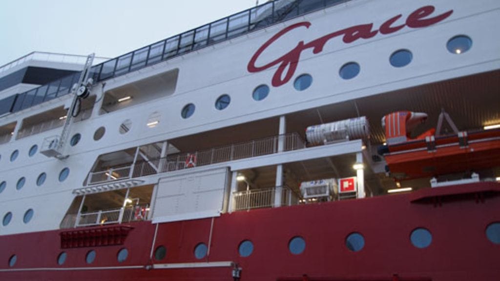 Moni laiva on ollut myöhässä aikataulustaan. Viking Linen tiedotusjohtaja Johanna Boijer-Svahnströmin mukaan nyt tuuli näyttäisi laantuneen.