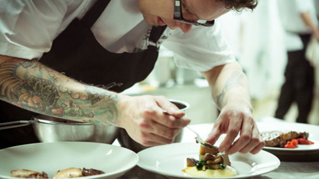 Annoksen asettelua Studioravintola Paksun keittiössä