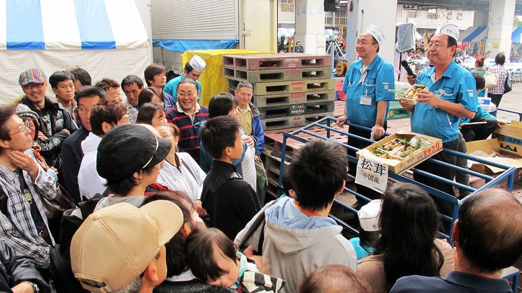 Matsutake-sienien huutokauppa Tokiossa syksyllä 2012