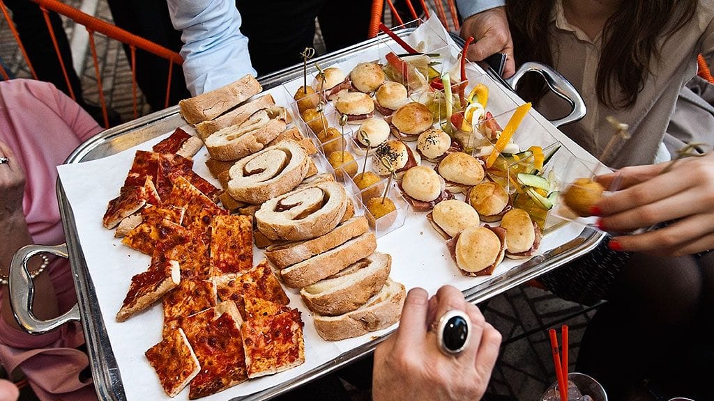 Tällaisia pieniä naposteltavia tarjoillaan Terrazza Aperol Milanon Piazza del Duomolla.