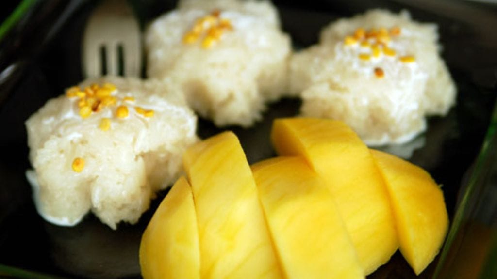 Mangoa ja tahmeaa riisiä.