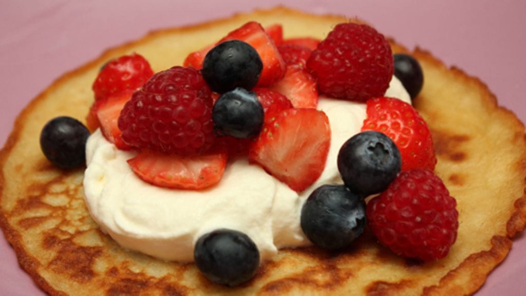 Helsinkiläinen Minna valmisti savulohilettuja juhannuksena muurinpohjapannulla.