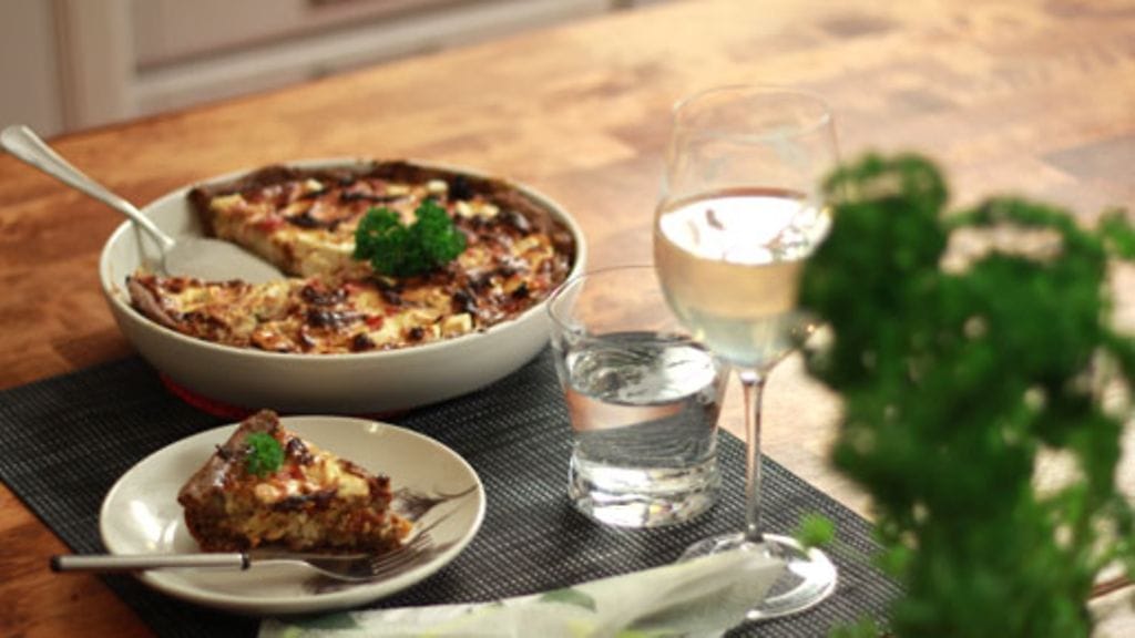 Savukinkku-fetapiirakkaa valmistetaan Arja leipoo ja kokkaa -ohjelmassa AVAlla ja Radio Novalla torstaina 11.4.2013.