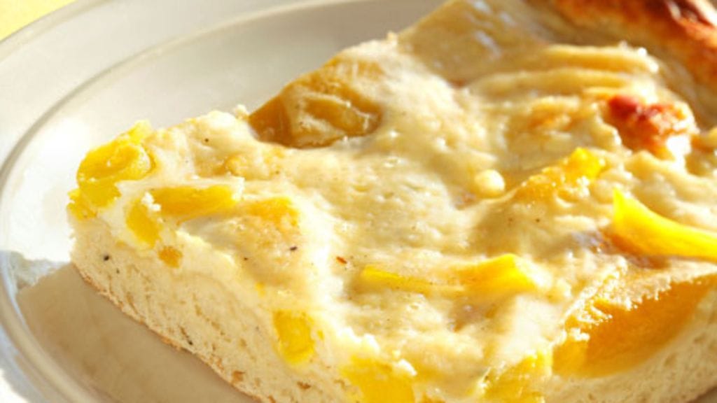 Mangopiirakka pullataikinasta.