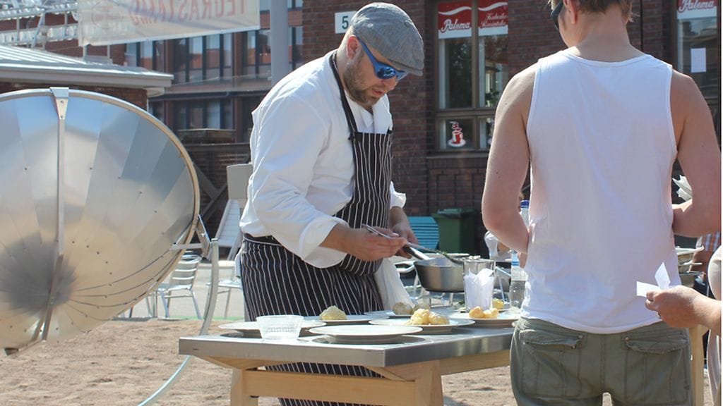 Antto Melasniemi annosteli lounastajien lautaselle ahventa ja perunoita voiyrttikastikkeella sekä herkullisia avomaan kurkkuja.