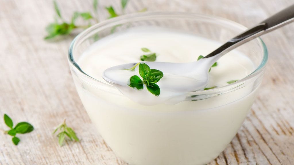 Asiantuntijan muistuttaa, että hapatetut maitovalmisteet sisältävät keholle hyödyllisiä bakteereja.