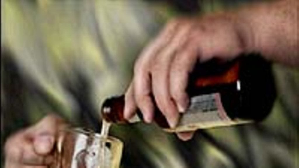 Kohtuullinen alkoholin käyttö näyttää suojaavan ihmistä dementialta.