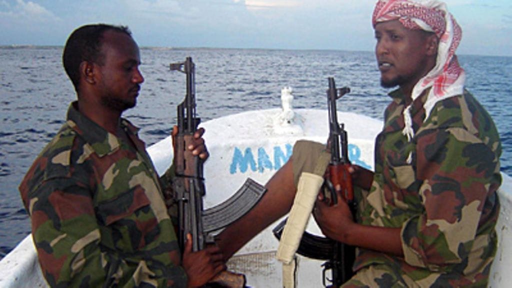 Sotilaita jahtaamassa merirosvoja Somalian edustalla. Kuva: ABUKAR ALBADRI / EPA