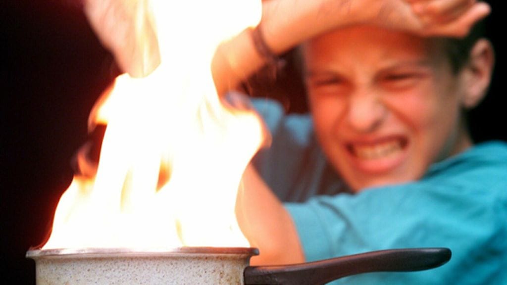 Lapsen on tärkeä tietää tulen riskit.