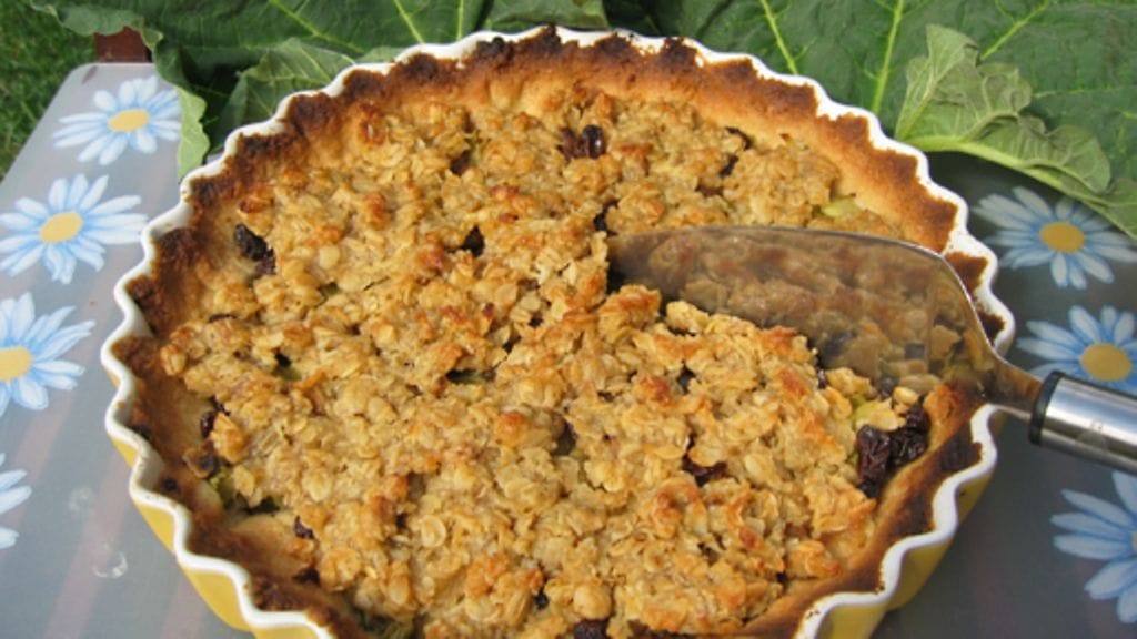 Raparperitoscapiirakka. Kuva: Myllyn Paras Oy.