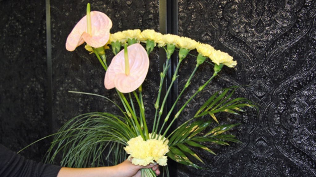 Moderni ja näyttävä kimppu syntyy flamingonkukista, neilikoista ja karhunheinästä, apuna tarvitaan rautalankaa. Kuva: MTV3.