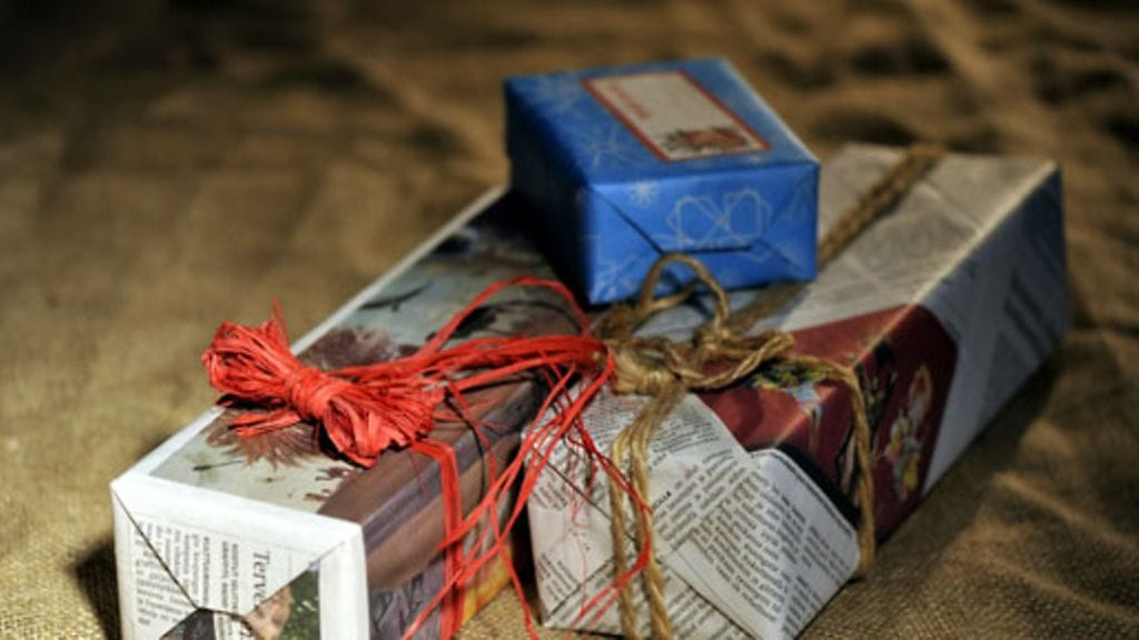 Paketoi lahjat sanomalehteen. Kuva: Lehtikuva.