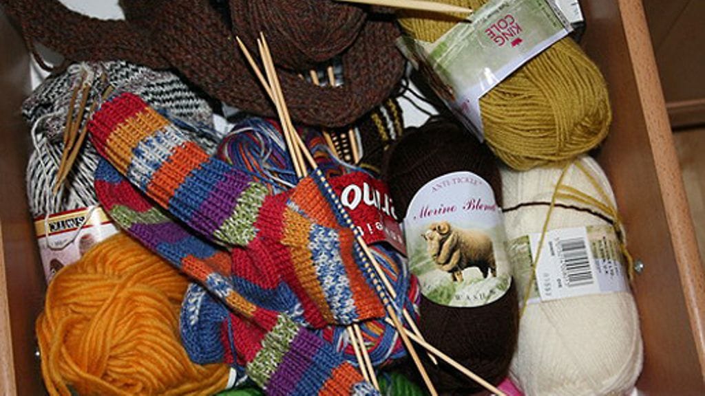 Värikkäitä neuletöitä. Kuva: Pia Tuononen, Villapallo-blogi.