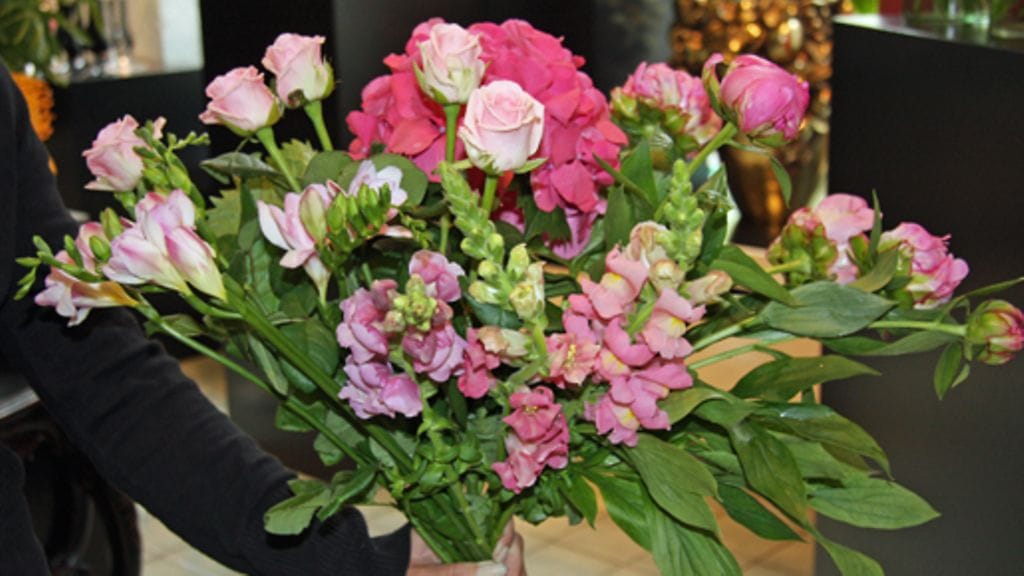 Pinkki on kesän väri! Tässä kimpussa mm. ruusuja ja hortensia. Kuva: MTV3.