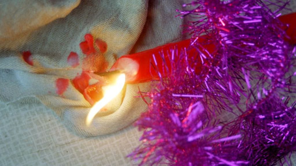 Kynttilä voi sytyttää tulipalon. Kuva: Lehtikuva