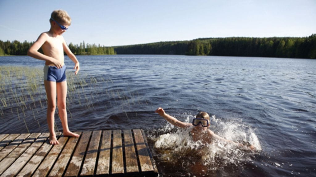 Pojat pesulla. Kuva: Lehtikuva/Heikki Saukkomaa.