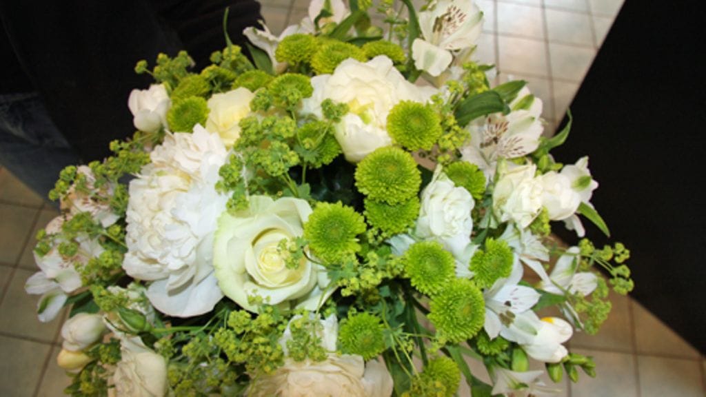 Tämän kesän kukkakimpuissa loistavat vihreät ja valkoiset kukat. Tässä k impussa pioneja, ruusuja, freesiaa, inkaliljaa, krysanteemia ja poiumelehteä. Kuva: MTV3.