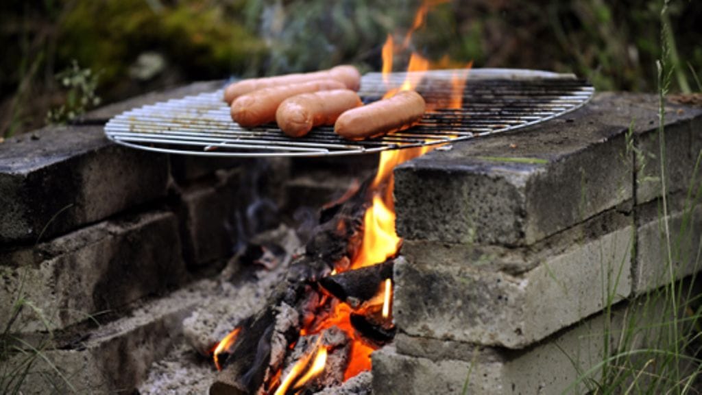 Makkarat tulella. Kuva: Lehtikuva/Mikko Stig.