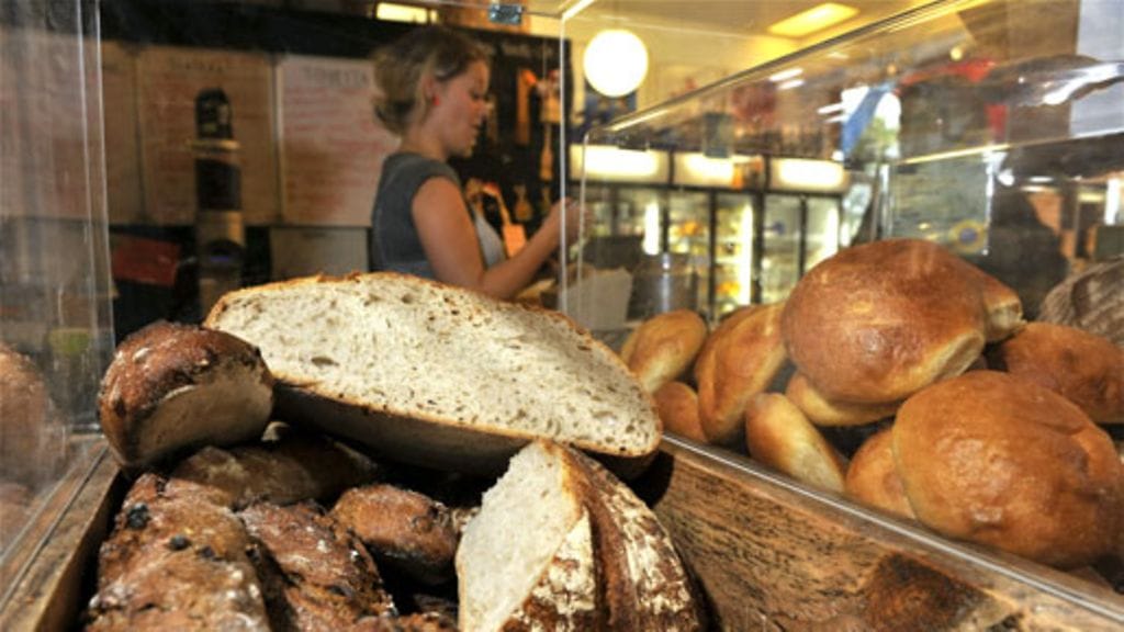 Luomuleipiä Maatilatori -liikkeessä Lasipalatsissa Helsingissä. Kuva: Lehtikuva.