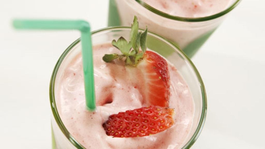 Akin mansikkapirtelö maustetaan mintulla (kuva: Ruokakesko).