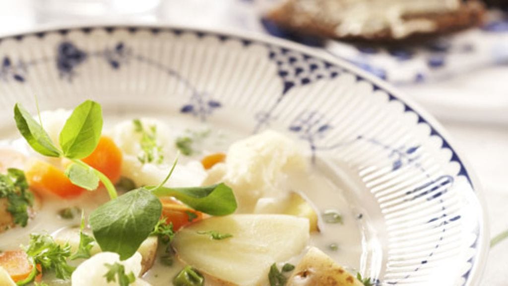 Juustoinen kesäkeitto maistuu aurinkoisena päivänä (kuva: Ruokakesko).