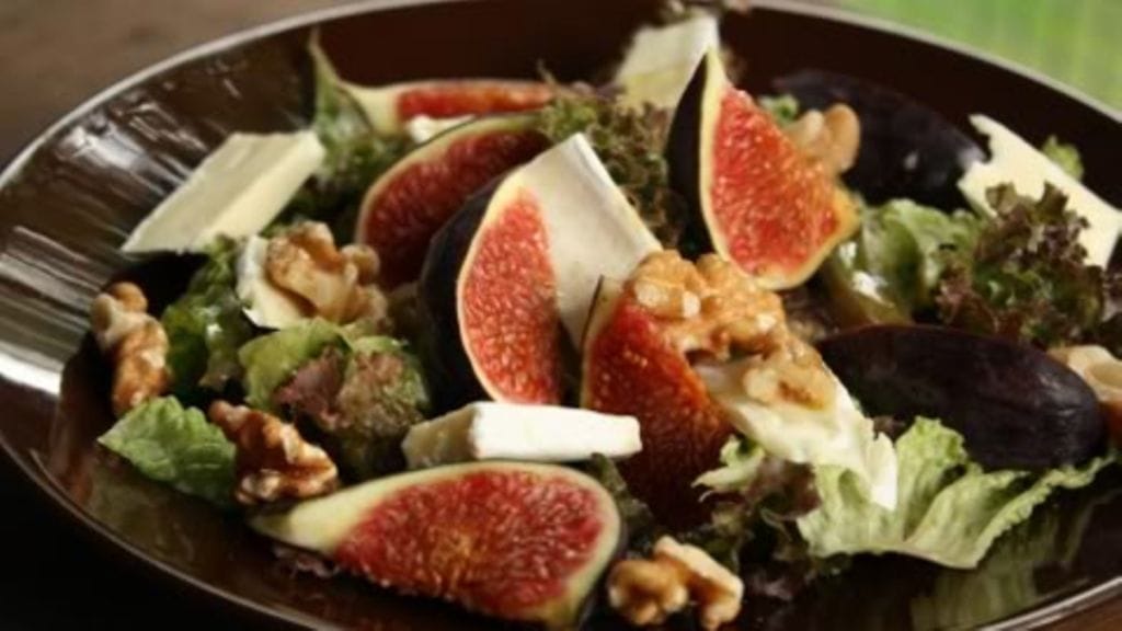 Viikunasalaatti saa makua saksanpähkinöistä. Kuva: Eeva Kolu.