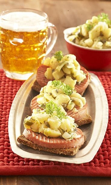 Perunasalaatti-makkaraleivät saksalaisittain.