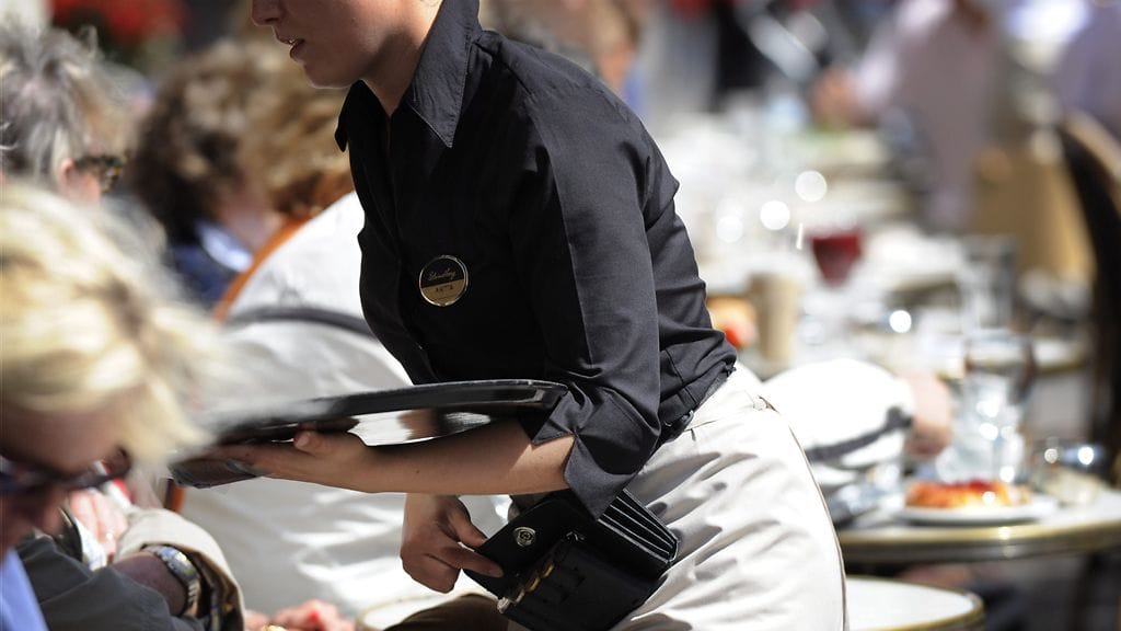 Tarjoilija työssään Helsingissä