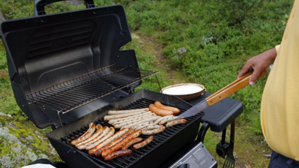 Makkarat grillissä. Kuva: Lehtikuva/Sixten Johansson.