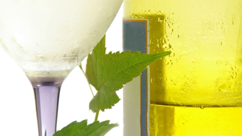 Viinistä syntyy kesäisiä juomia. Kuva: SXC.