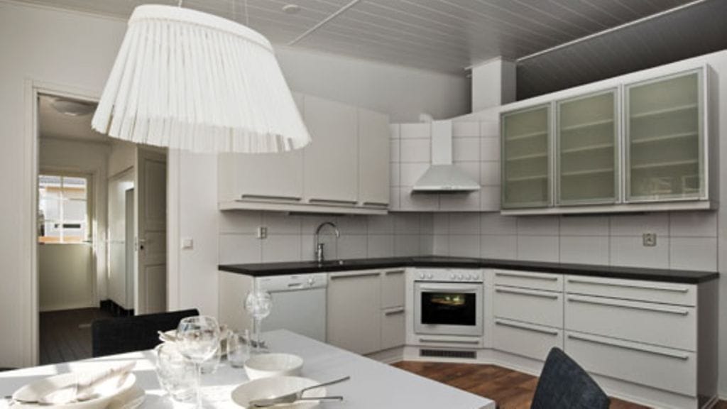 Valkeakosken asuntomessutaloissa nähdään avoimia ja toiminnallisia keittiöratkaisuja.