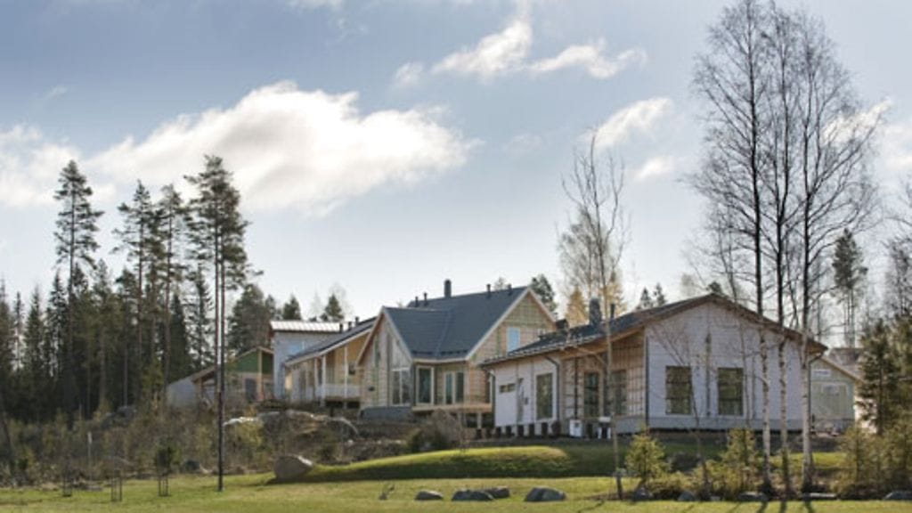 Valkeakosken asuntomessualueen maisemakorttelin taloissa on suuria ikkunoita ja terasseja, joista avautuu näkymä niitylle ja maisemakosteikkoon.