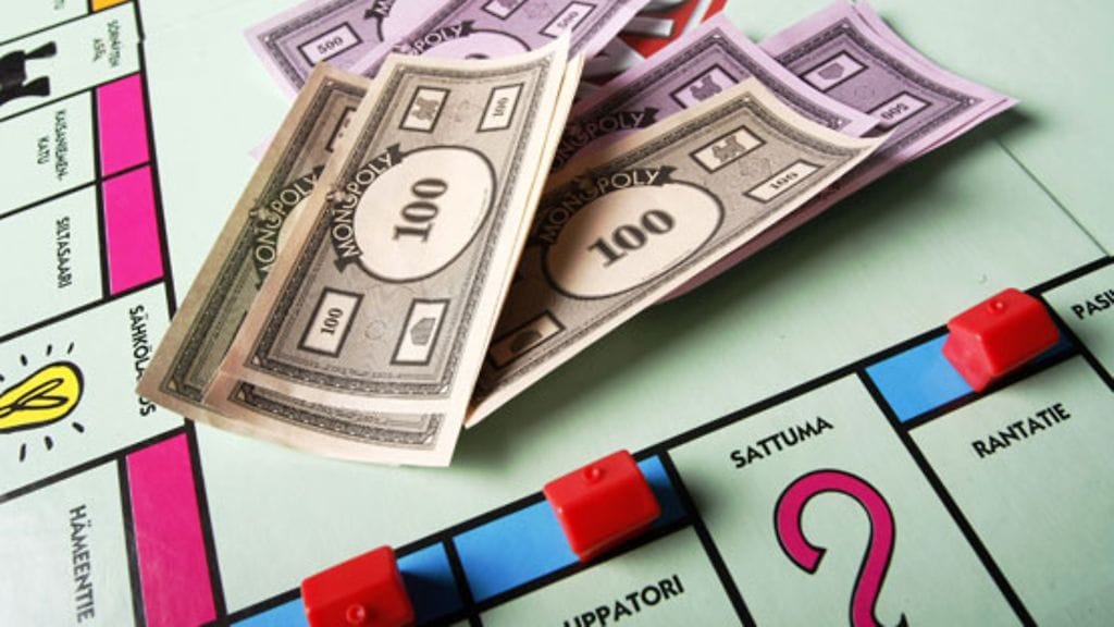 Nykyään Monopolyssa ei enää rahalla läträtä, vaan käytössä on luottokortti.