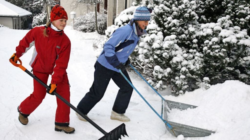 Lumitöitä on saanut tänä vuonna huhkia kunnolla, mutta kannattaa olla tarkka, mihin lumet siirtää.