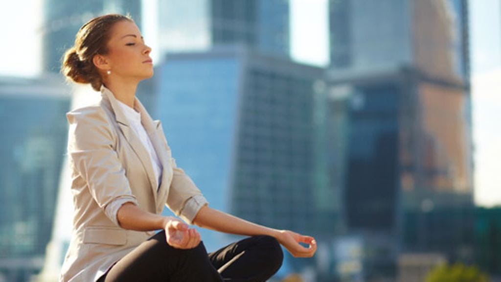 Toimistotyöntekijälle jatkuva istuminen ja työn inspiroimattuus voivat koitua kohtaloksi.