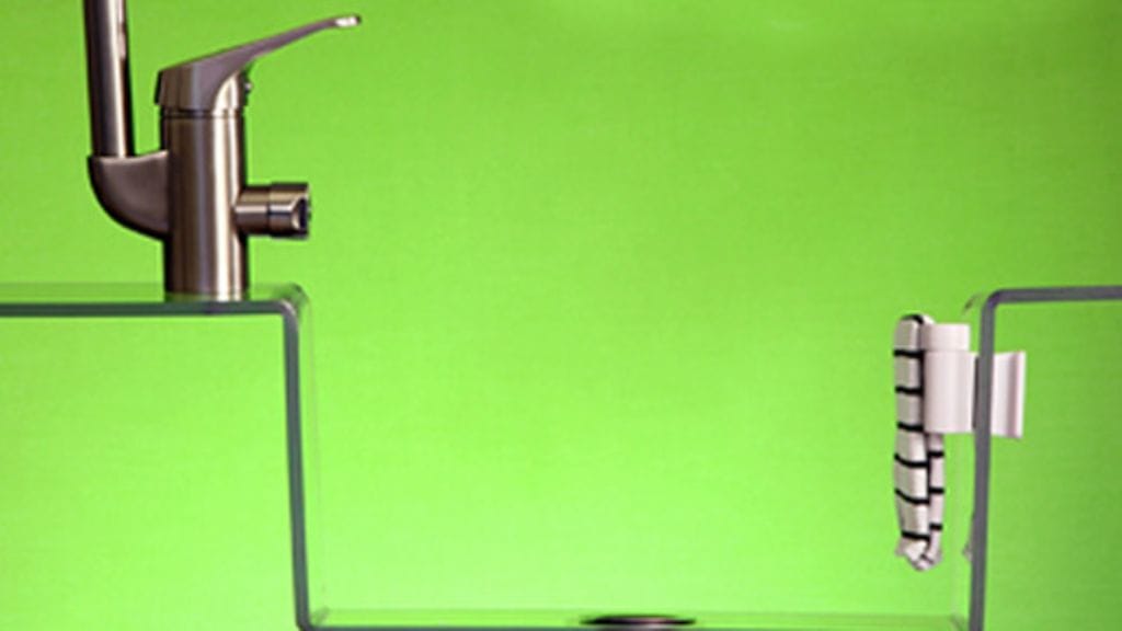 Tiskiliina taitetaan kiinni altaan reunaan.