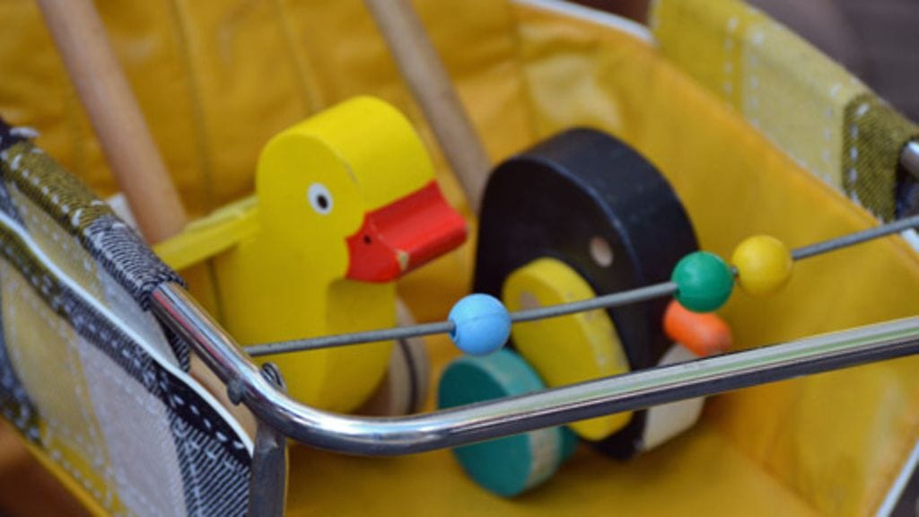 Kirpputorilta voi tehdä löytöjä - joskus hyvällä, joskus huvittavalla tavalla.