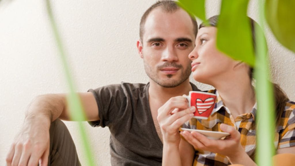 Jep – kukkia ja liian pieniä kahvikuppeja. Naisen kanssa asuminen ei aina ole helppoa.